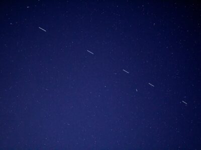 Starlink-passing-through-the-night-sky